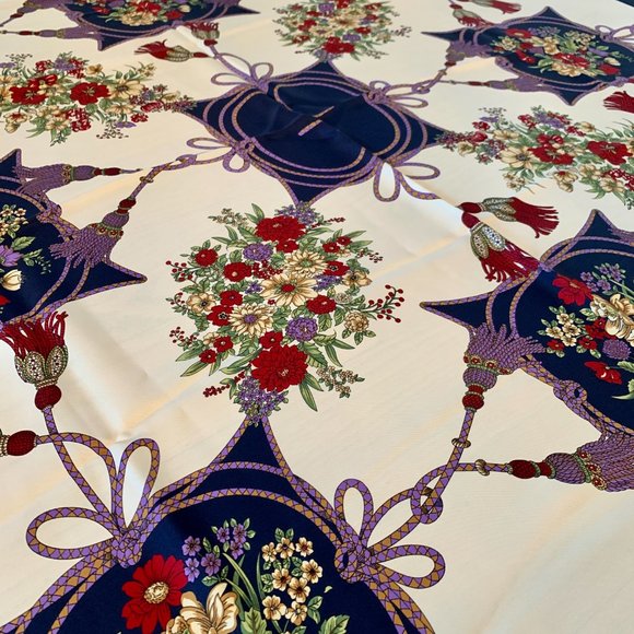 Gucci Floral and Tassel-print Silk Shawl in Ivory - Picture 6 of 9